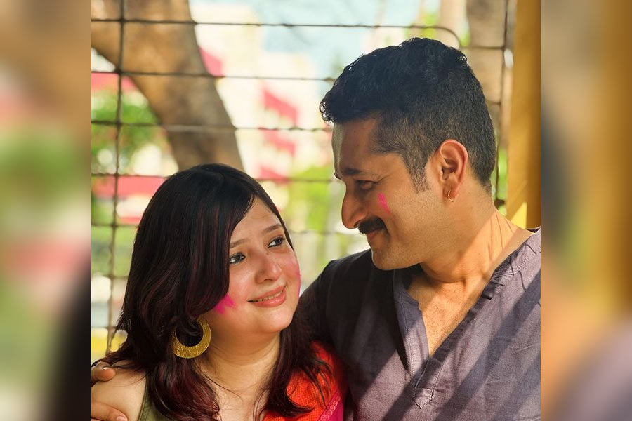 Saturday night jam session of Parambrata Chattopadhyay and Piya Chakraborty, see video