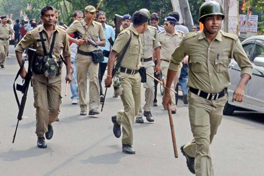 West Bengal Police Recruitment Board invites online applications for 10255 posts of constable and lady constable