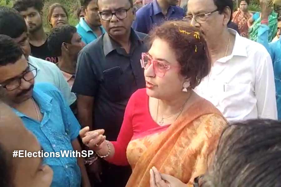 Lok Sabha Elections: Local people stage protest in front of Satabdi Roy