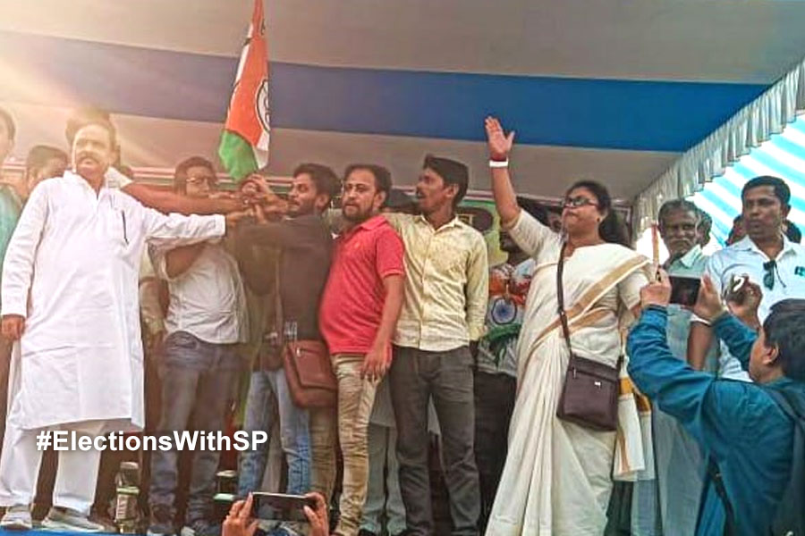 Ahead of lok sabha Election More than hundred ISF workers joined TMC