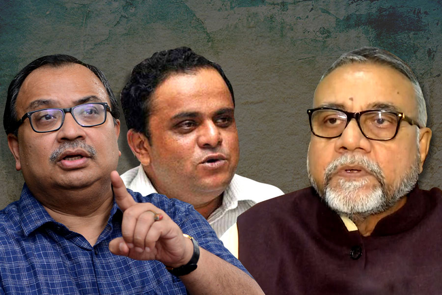 Bratya Basu and Kunal Ghosh reaches Tapas Roy residence