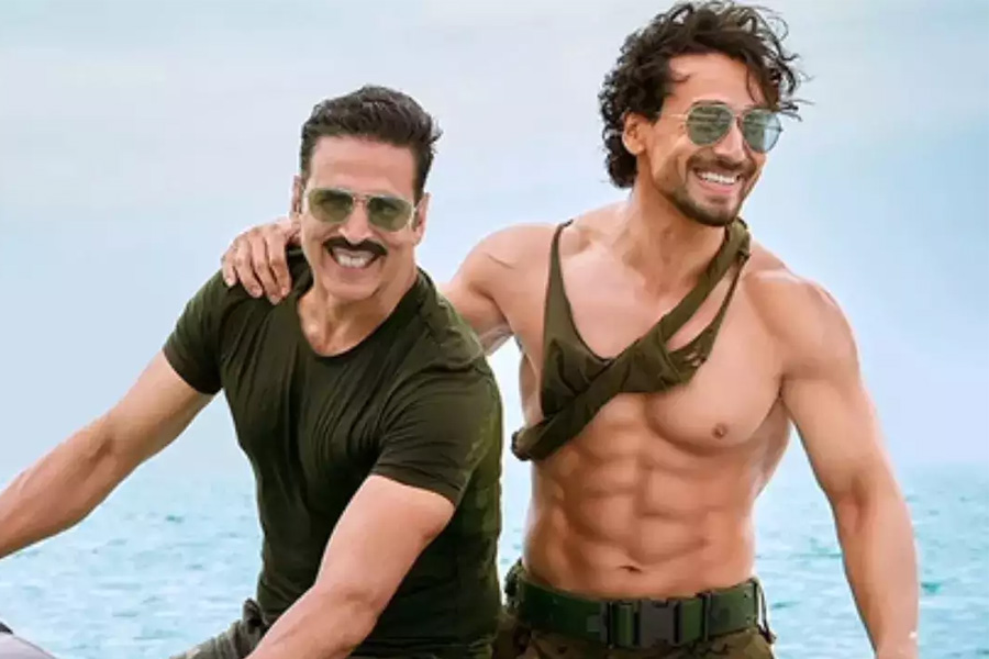 Tiger Shroff and Akshay Kumar's Kabhi Khushi Kabhi Gham moment