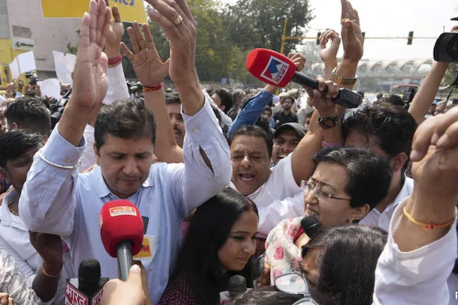 Massive protest in Delhi against arrest of Kejriwal, two minister detained