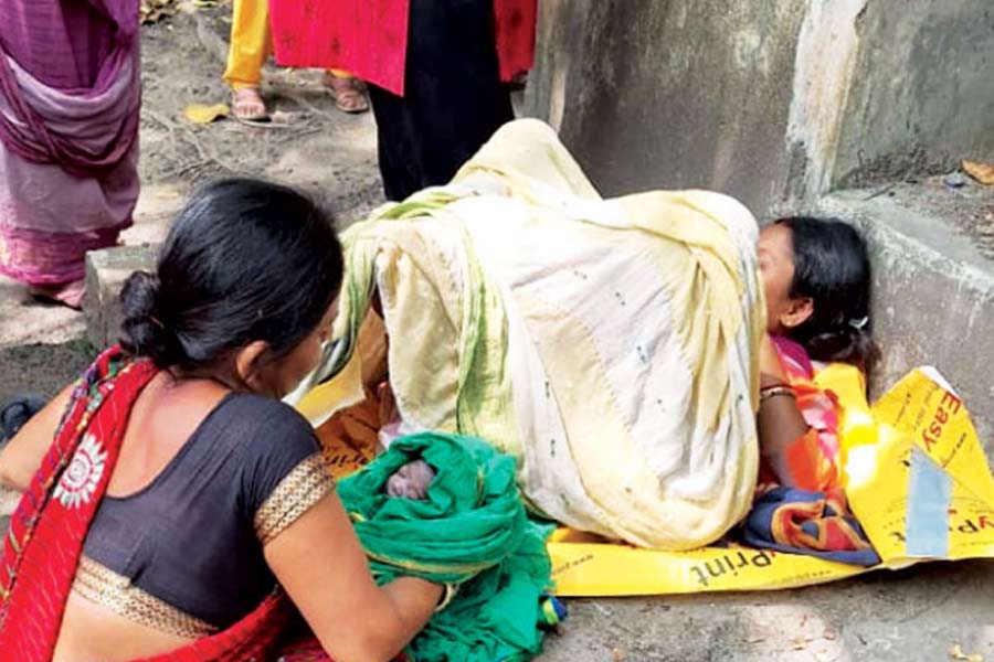 Anganwadi worker giving child birth under the tree