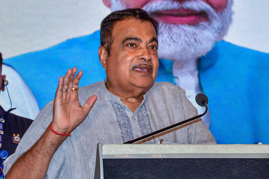 Nitin Gadkari sent legal notice to Mallikarjun Kharge and Jairam Ramesh