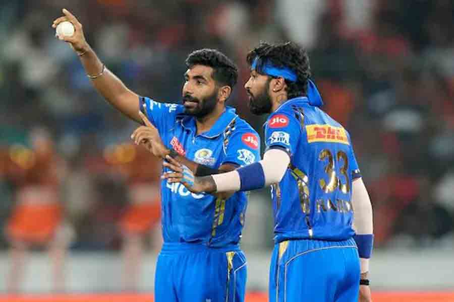 Hardik Pandya and Sachin Tendulkar address dressing room after MI's defeat