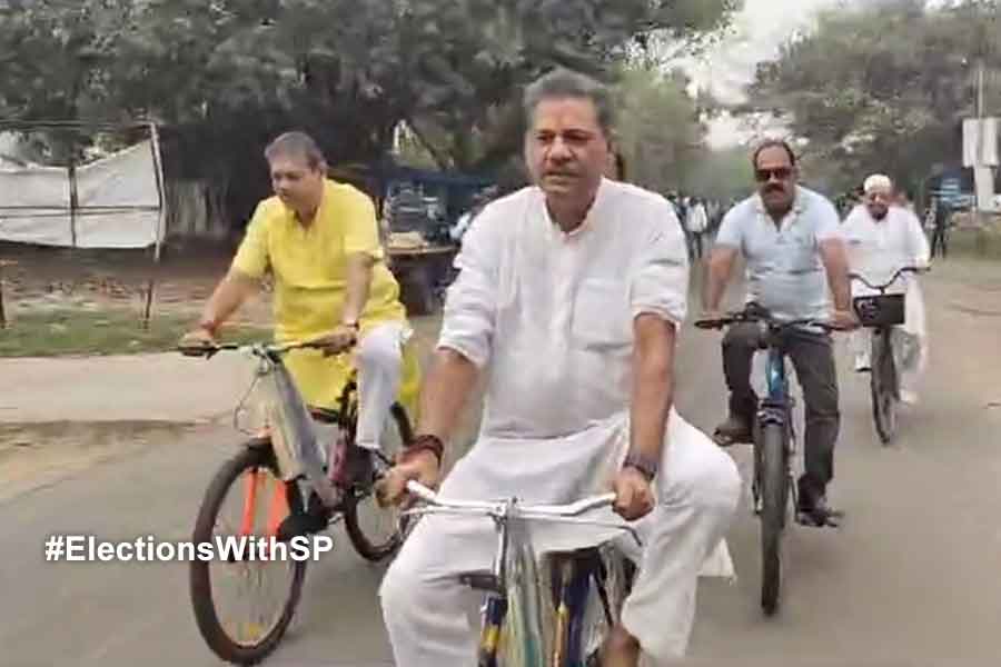 Kirti Azad interact with people for the Lok Sabha polls while shopping