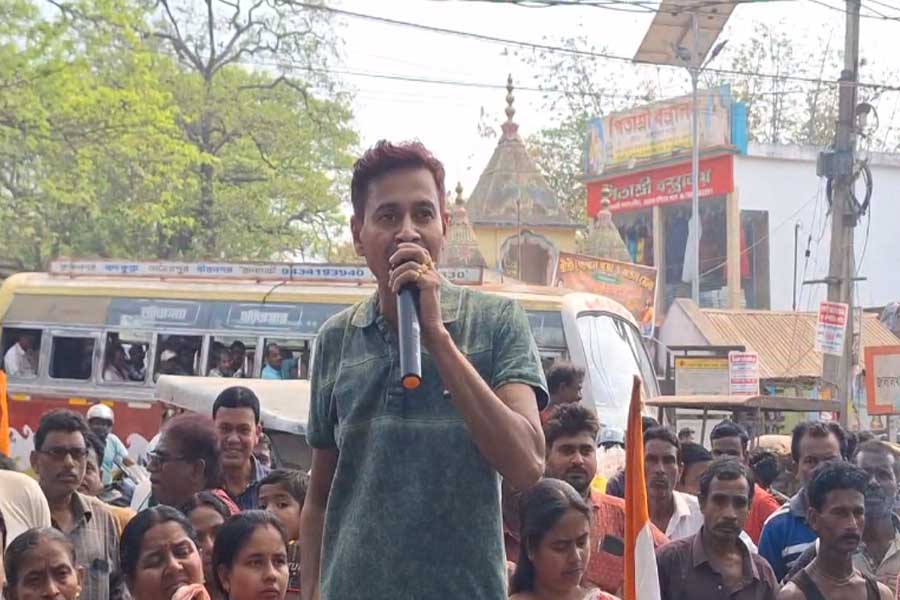 BJP leader accused to elope TMC leader's wife, he stages protest to get back at Krishnanagar