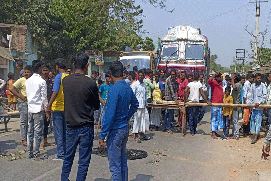 Liquor shop near schools in Malda, villagers protest, organises road blockade