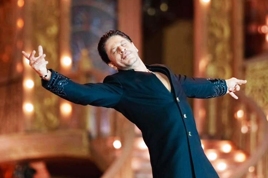 SRK's Jai Shri Ram greeting at Ambanis' bash wins hearts