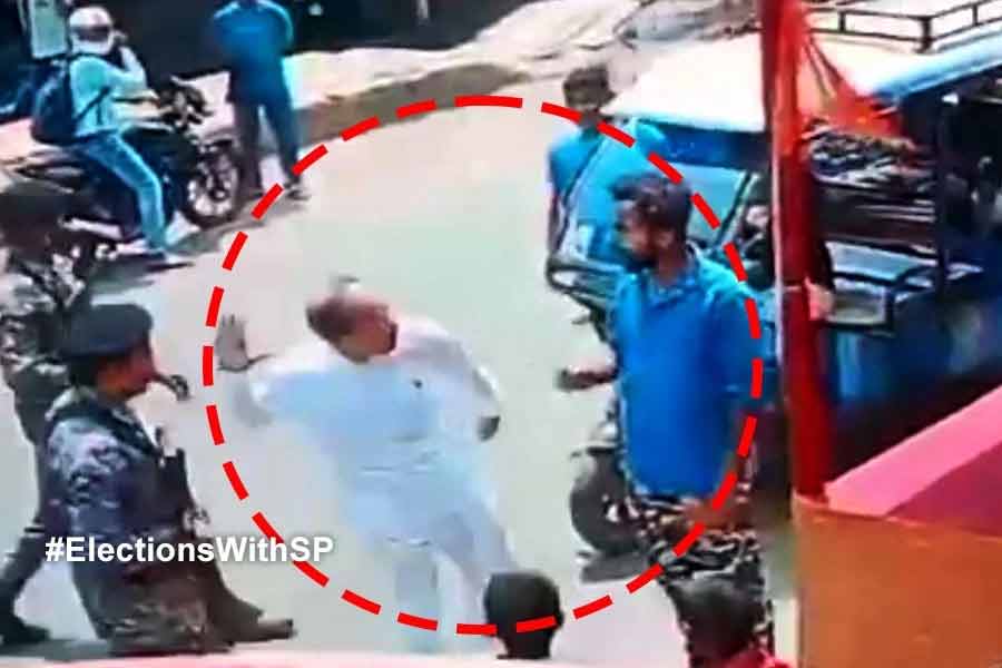 Lok Sabha Election 2024: Congress lodged a complain against TMC worker in Berhampore