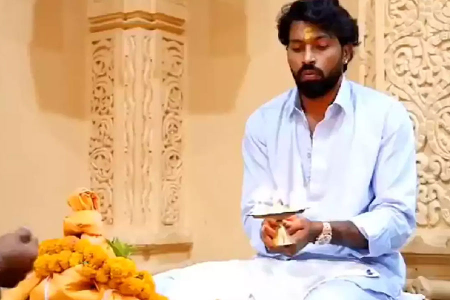 Mumbai Indians captain Hardik Pandya offers prayers at Somnath Temple
