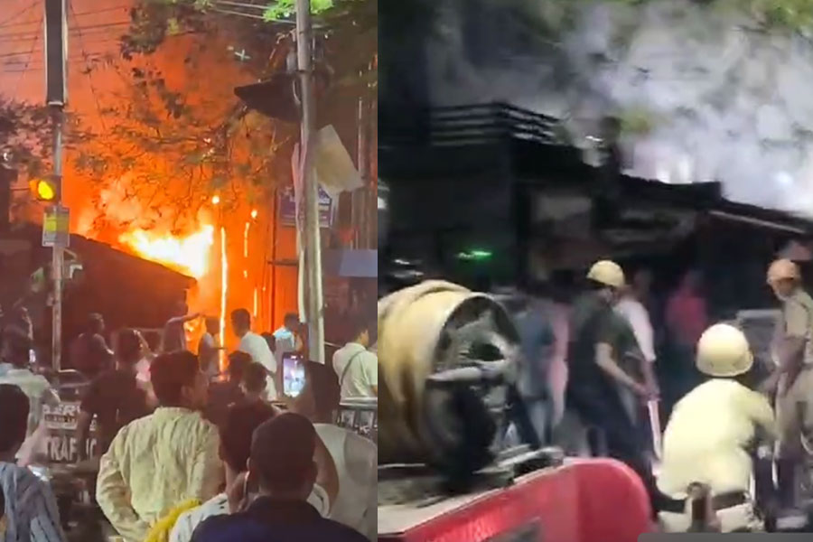 Massive fire breaks out near shopping mall, Kankurgachhi area