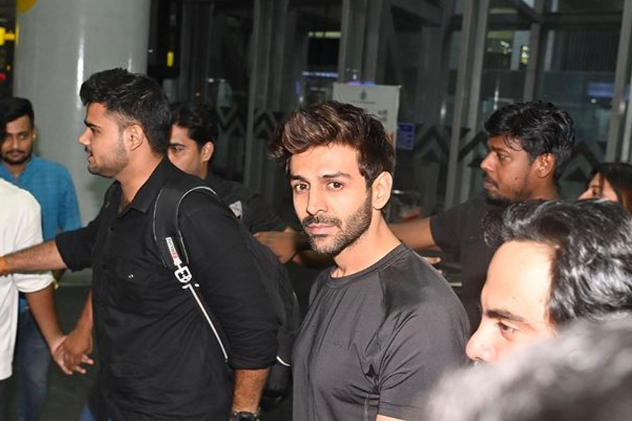 Kartik Aaryan shared this video and picture of Kolkata