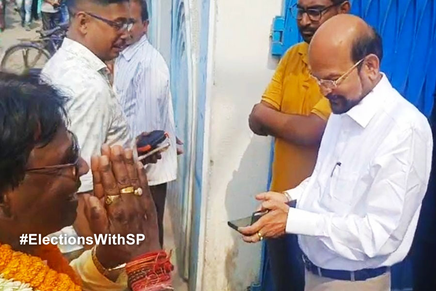 2024 Lok Sabha Polls: BJP Candidate Khagen Murmu touched feet of TMC leader Krishnendu Narayan Choudhury