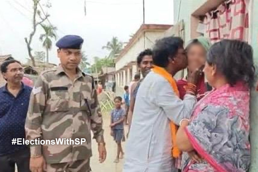 BJP Candidate Khagen Murmu kissing woman during election campaign