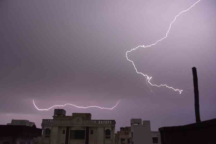Two friends died in Santipur, Nadia after taking shelter under tree during rain and storm