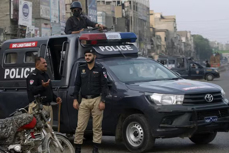 2 Pakistan soldiers killed while disposing bomb