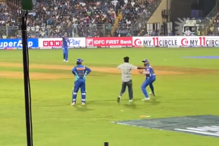 Rohit Sharma scared as fan runs towards him in Wankhede stadium