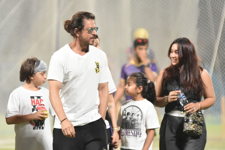 Shah Rukh Khan visits practice of KKR at Eden