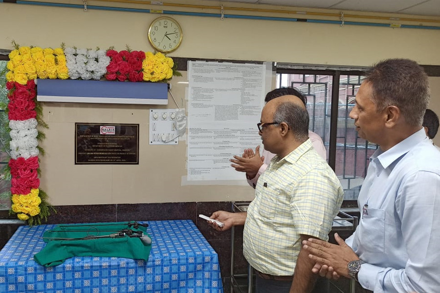 Haldia Petrochemicals Donate Medical equipment to SSKM