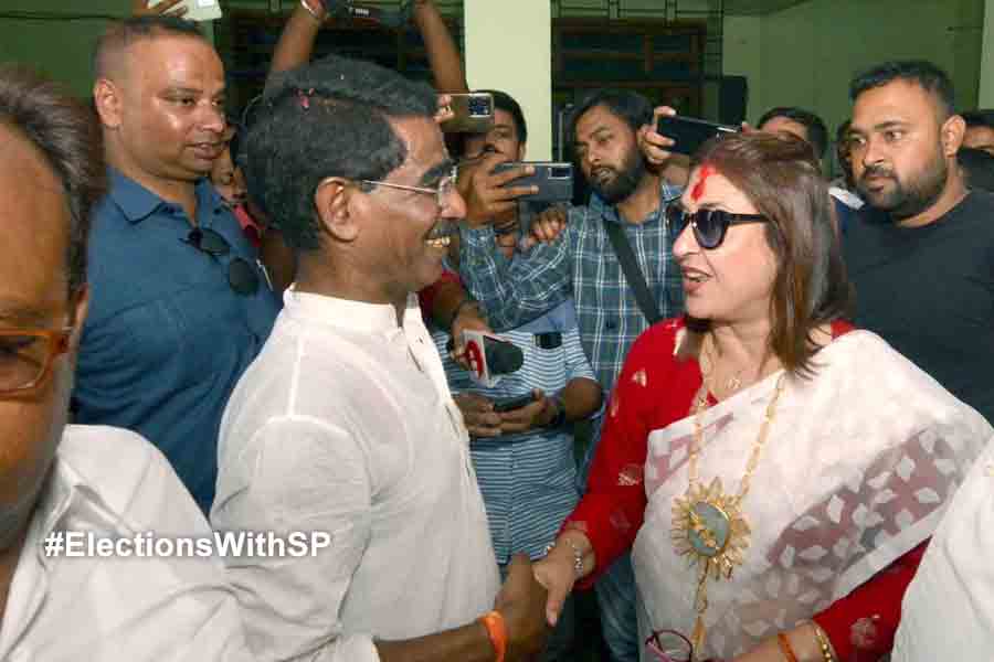 TMC candidate Satabdi Roy show courtesy to rival congress candidate