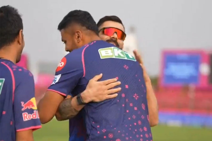 Virat Kohli taunts Avesh Khan with a song before IPL match