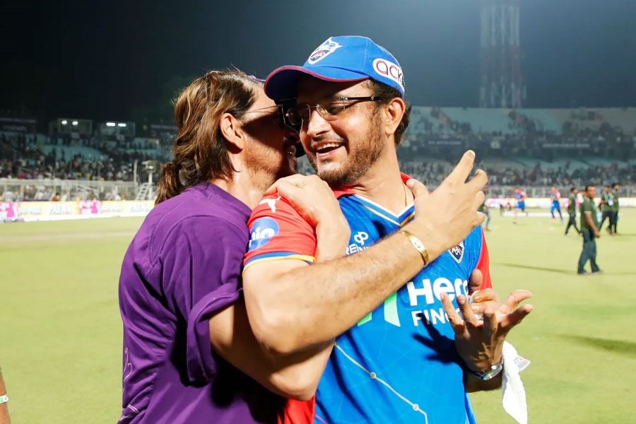 Sourav Ganguly and Shah Rukh Khan embraces each other after the match between KKR and DC