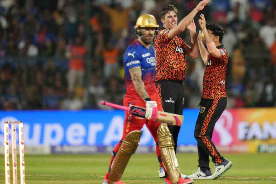 Sunrisers Hyderabad beats Royal Challengers Bangalore at ease