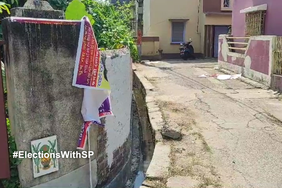 Lok Sabha Election 2024: Controversy over tearing CPM posters in Chunchura