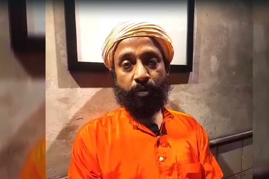 Hindu Mahasabha President alleges Chandrachud Goswami is a fake