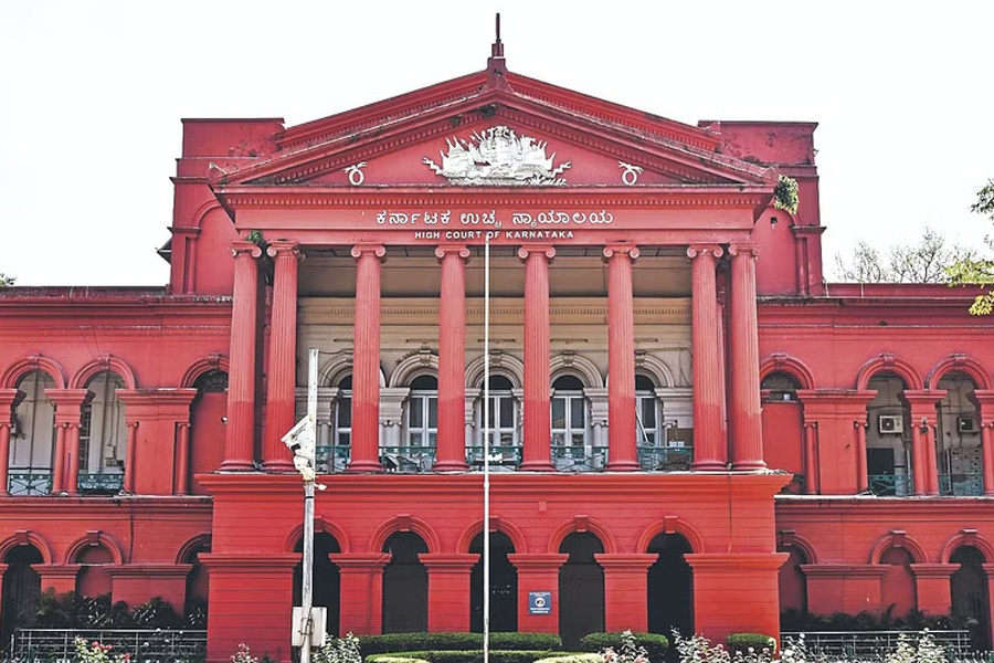 Man tried to kill himself in Karnataka High Court