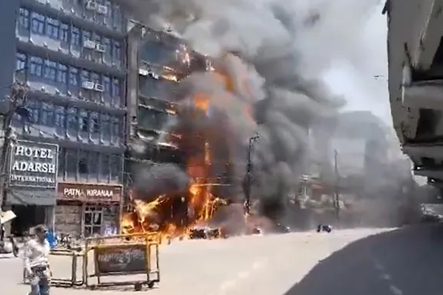 Fire broke out in Patna hotel, at least 6 died