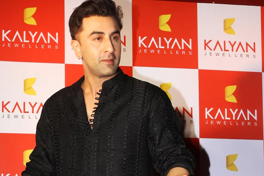 Ranbir Kapoor stunned as photographer abuses in front of him