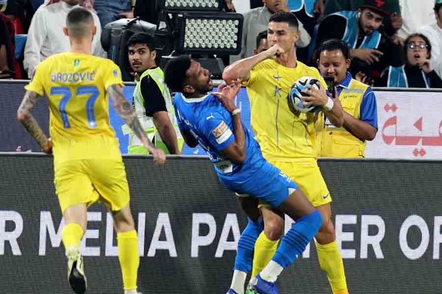 Cristiano Ronaldo shown red card by elbowing oponent footballer