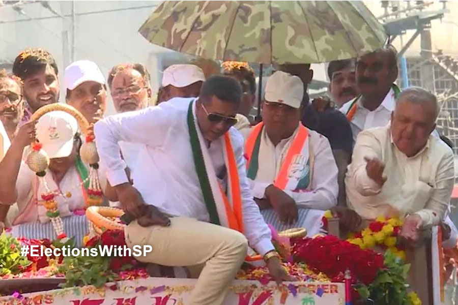 Security Lapse, Man With Pistol Seen Garlanding CM Siddaramaiah's on Campaign Vehicle