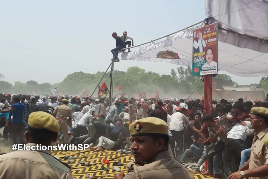 Lok Sabha Election 2024: Workers fighting with each other in presence of Akhilesh Yadav, Police lathi charged