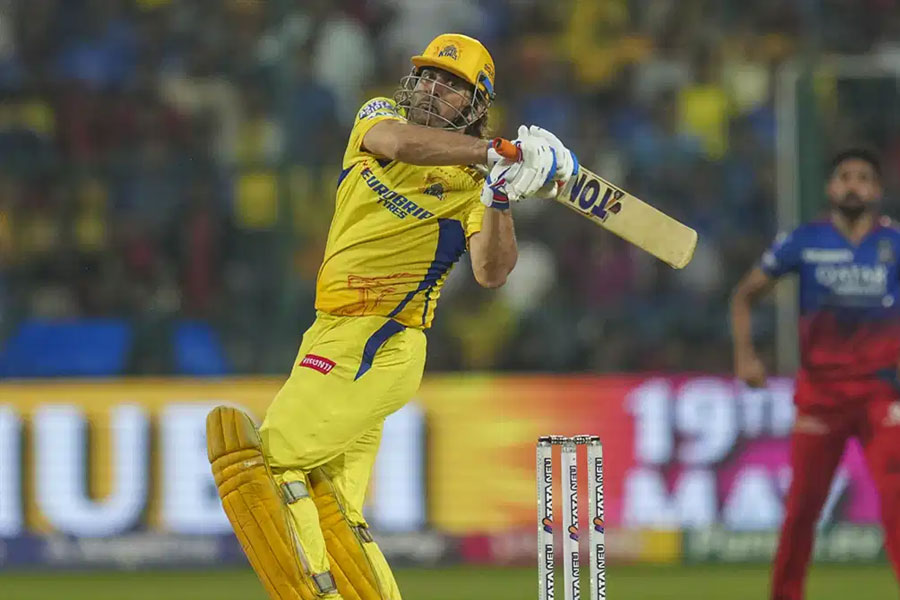 Dinesh Kartik explained that MS Dhoni's massive six plays big role in RCB's win