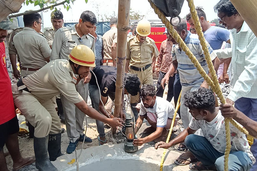 2 people died due to lack of oxygen during wall construction in Raniganj