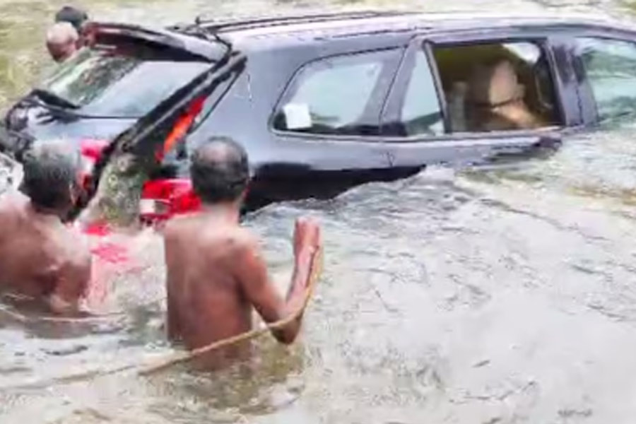 Tourists drive into stream in Kerala while following Google Maps