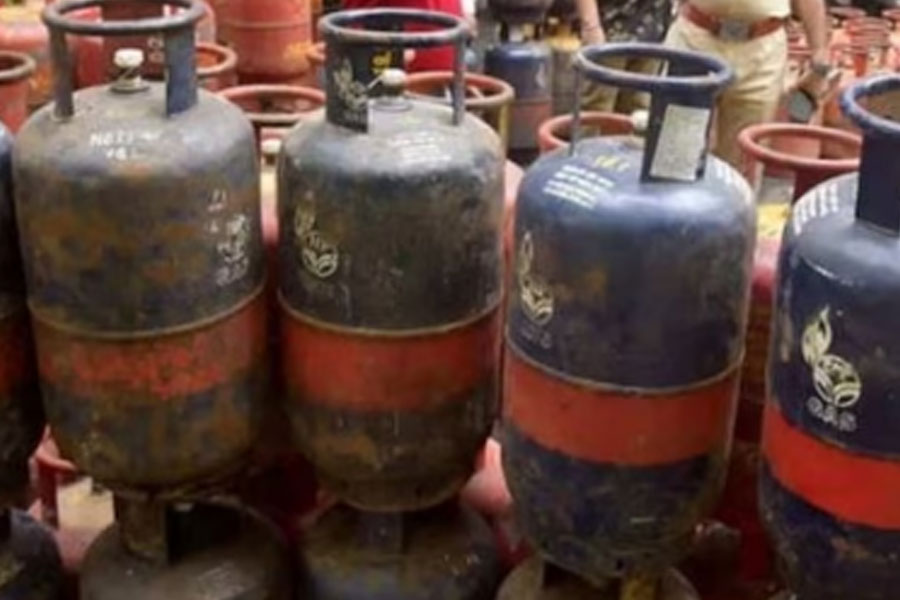 LPG Price: LPG cylinder became cheaper by this much rupees
