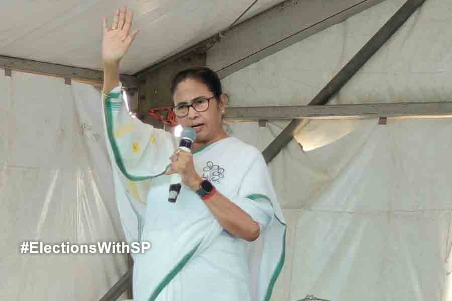 Mamata Banerjee alleges religious minorities in UP are beaten, not allowed to vote