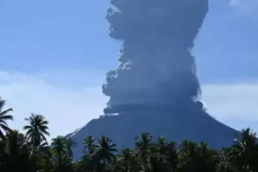 Indonesia's Mount Ibu erupts again