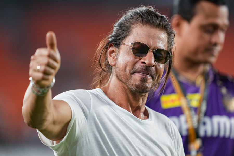 Shah Rukh Khan discharged from Ahmedabad hospital, to leave for Mumbai