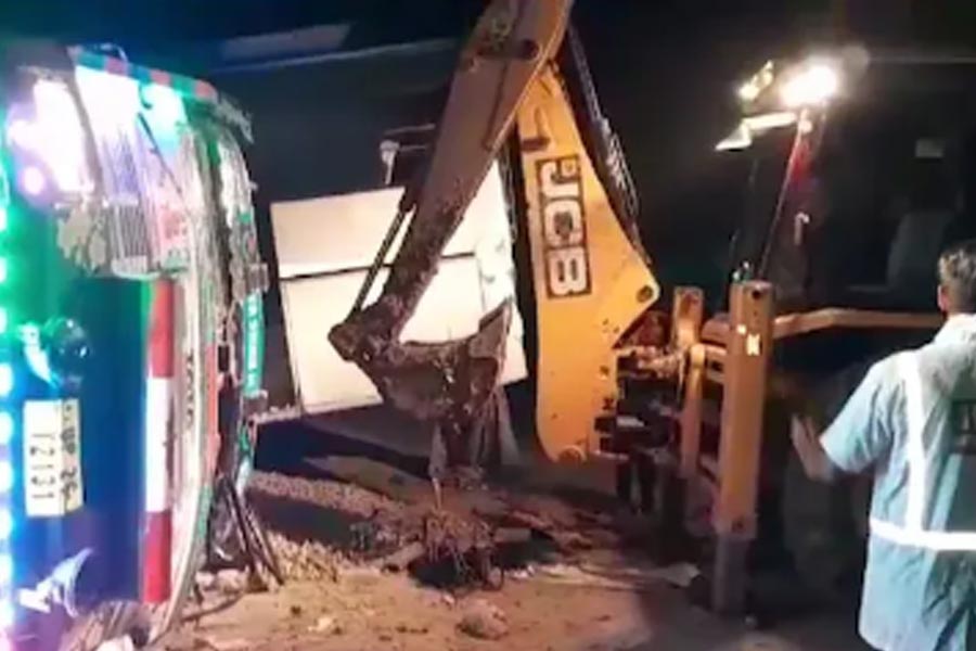 11 killed, 10 injured after truck rams bus carrying pilgrims in Uttar Pradesh