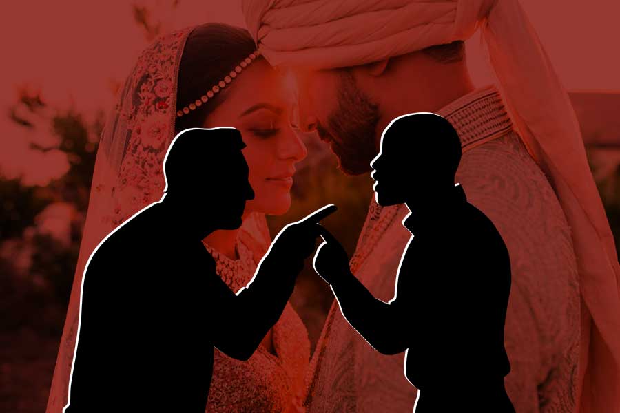 Bride and Groom Kiss's At Uttar Pradesh Wedding and Both Families Fought With Sticks