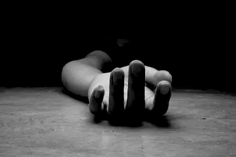 Man died after falling from tree in Santipur