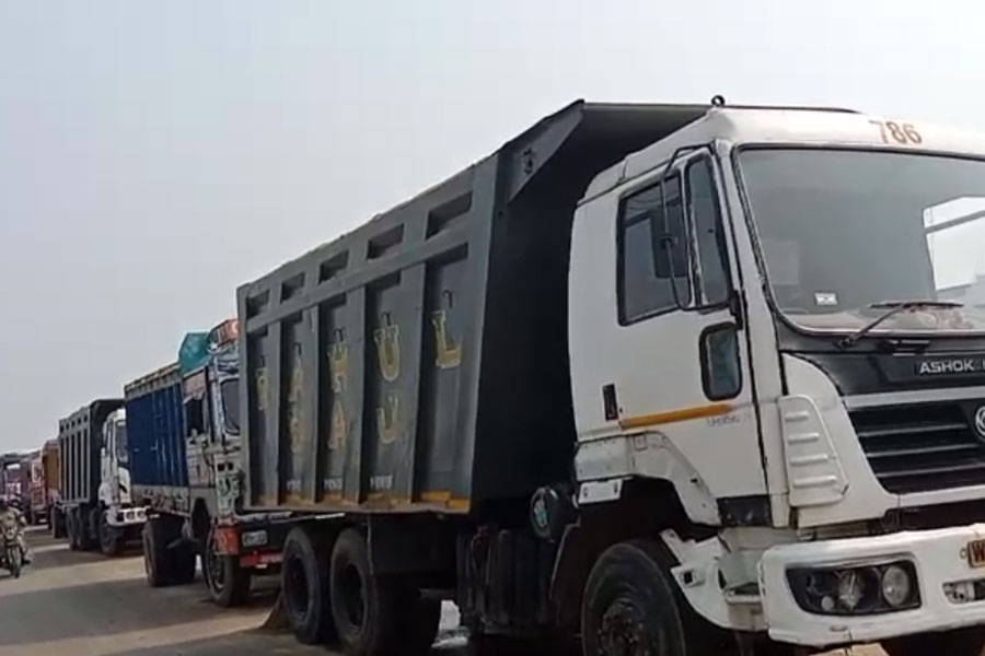 Hooghly police stopped sand smuggling by raiding
