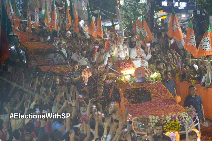 Man arrested for allegedly throwing mobile at PM Modi's road show