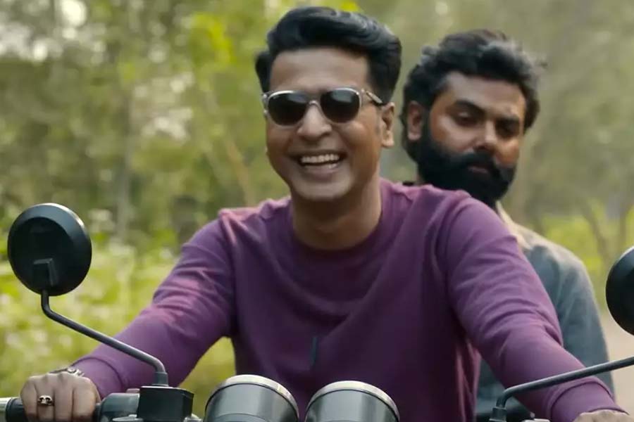 Anirban Bhattacharya and Sohini Sarkar's athhoi Movie Review